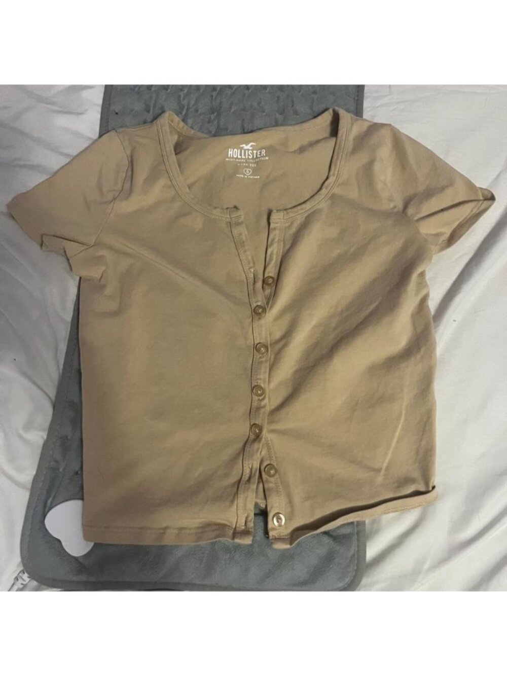 Hollister tan button up baby tee #crop top #summer